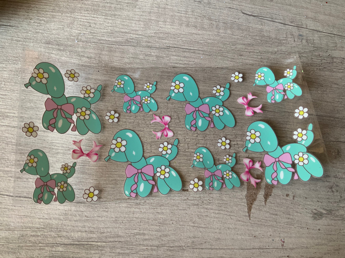Balloon dog teal daisies